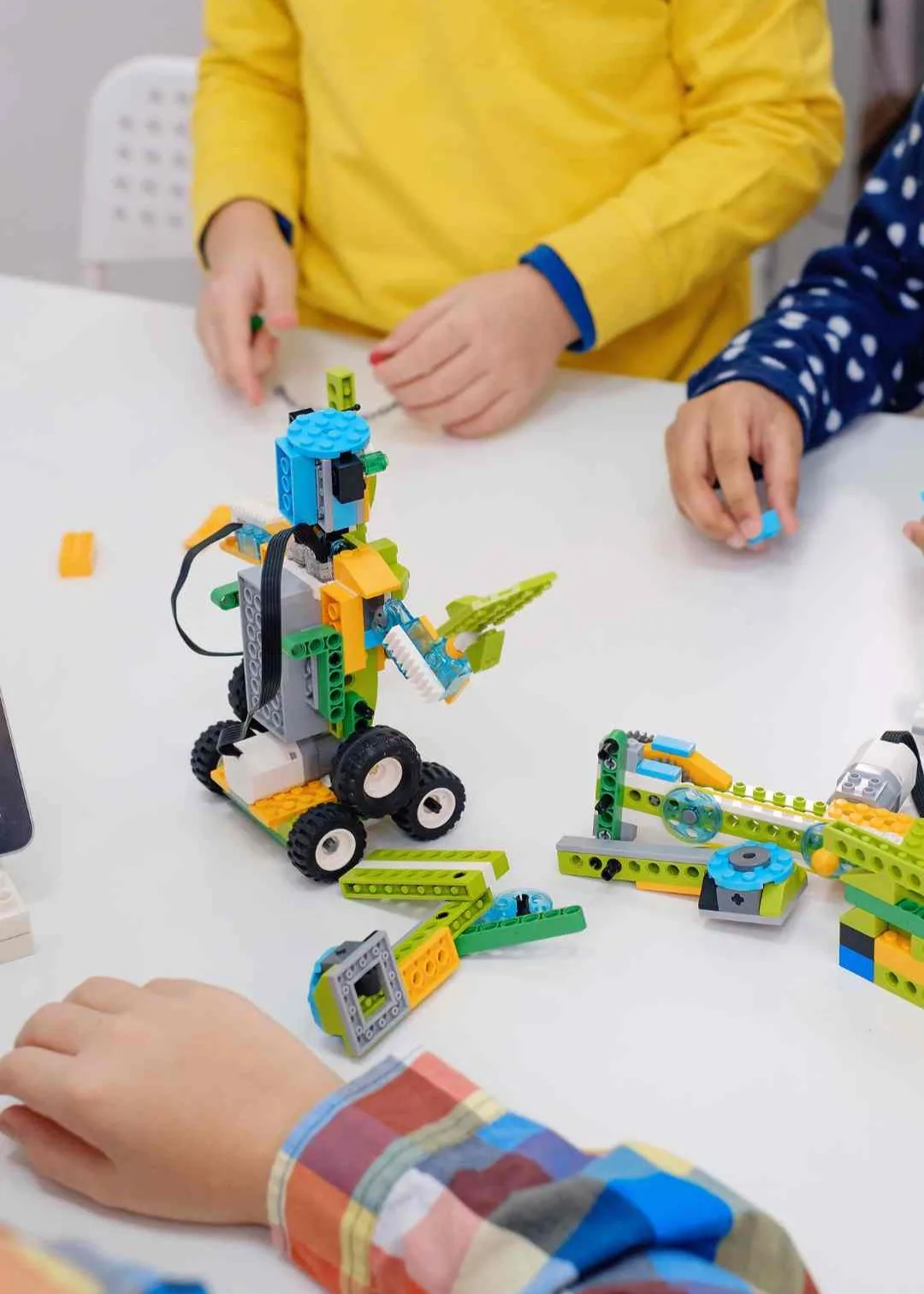 Group Robotics and AI Lessons - Dubai.webp